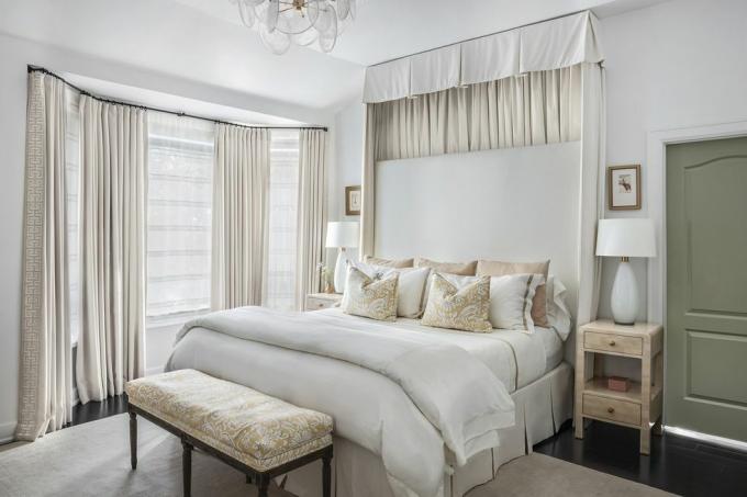 bijela spavaća soba koju je dizajnirao Sherrell Neal
