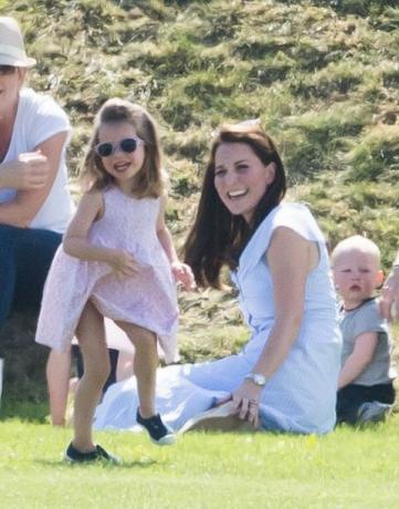 Prins George og prinsesse Charlotte Lek med Kate Middleton