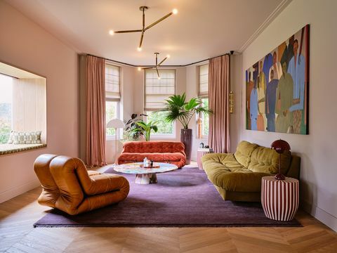 soggiorno colorato ispirato alla metà del secolo