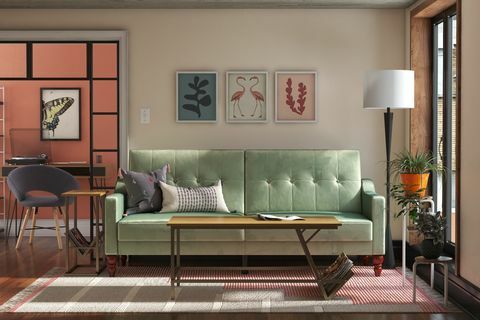 šviesiai žalios spalvos aksominė sofa svetainėje