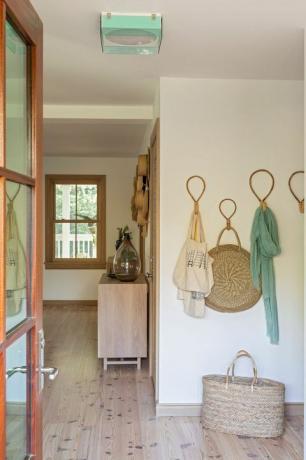 puerta abierta, suelo de madera, cesta de lino
