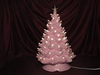 Ružový keramický vianočný stromček