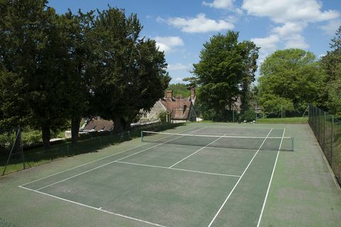 Территория теннисного корта снаружи