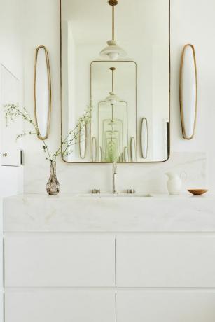 weißes Badezimmer mit Spiegel