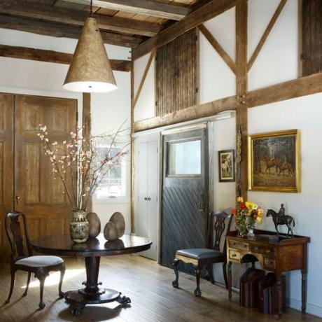 stodoła z drewnianymi belkami stropowymi