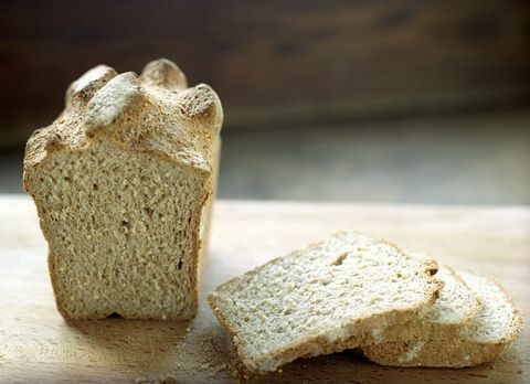 Нарязан хляб на дъска за рязане