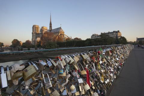 กุญแจคล้องกับสะพาน Pont de l'Archeveche ข้าง Notre Dame de Paris ประเทศฝรั่งเศส