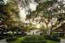 Ο Doniphan Moore σχεδίασε ένα σπίτι στη Φλόριντα για να αντηχεί το γούστο της μαμάς του