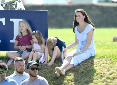 Pangeran George dan Putri Charlotte Bermain dengan Kate Middleton