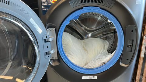 travesseiro e capa em uma máquina de lavar para testar coop home boa revisão de travesseiro original