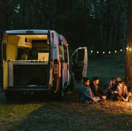 sfaturi de călătorie rv prieteni camping lângă pădure