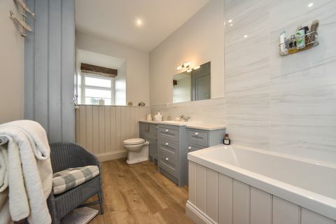 Продажа загородной недвижимости - стильная ванная комната