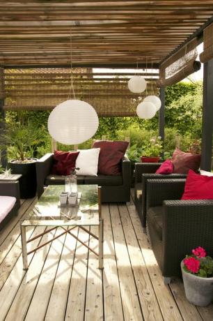 Terrasse mit Pergola und modernen Gartenmöbeln