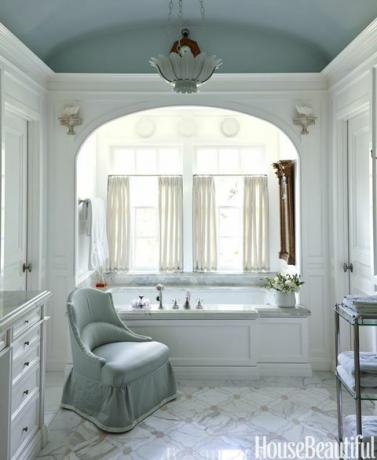 Lesklý sudový strop v hlavnom kúpeli je vymaľovaný v svetlíku Farrow & Ball. P. E. Guerin vane. Stolička DeAngelis v cisárovnej saténe od Fret Fabrics.