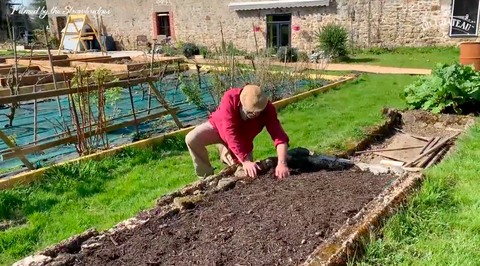 Dick Strawbridge récolte des asperges dans leur jardin