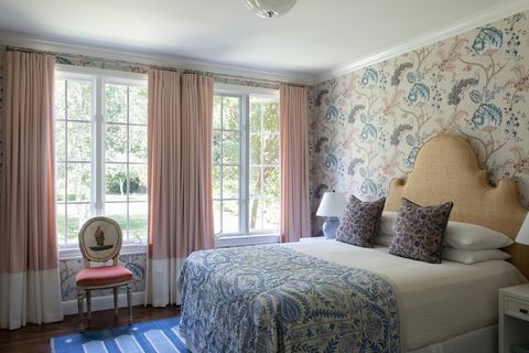 chloe warner спалня 1 с флорални стени и розови завеси