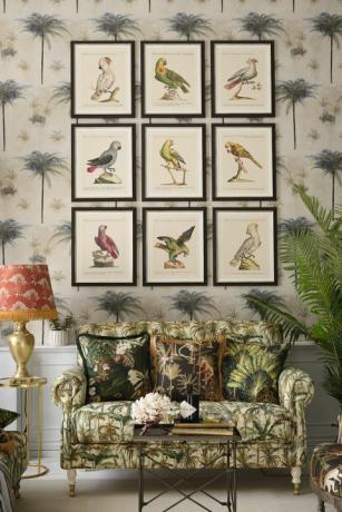 sala de estar inspirada em casa de campo com sofá floral e papel de parede vibrante