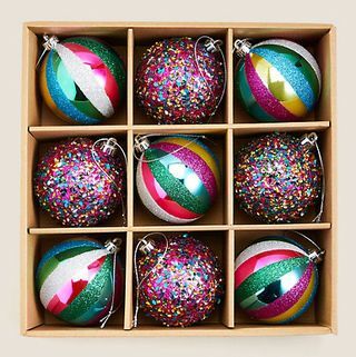 Set van 9 veelkleurige, helder gestreepte kerstballen