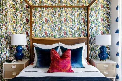 slaapkamer met baldakijn en kleurrijke kussens
