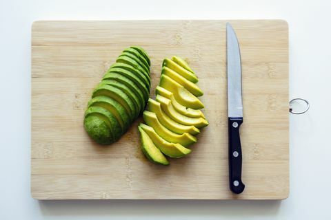 Vers gesneden avocado op een snijplank