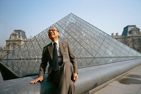 И. М. Пей у пирамиды Лувра