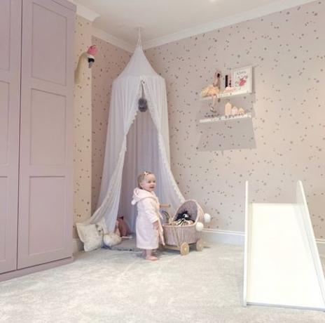 gaiši rozā bērnu guļamistaba