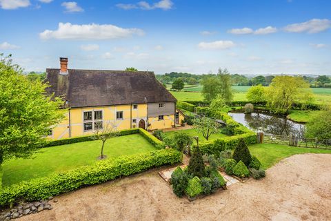 Un pittoresque cottage classé Grade II, Froggats Cottage, dans le Surrey, qui a figuré dans un récent épisode de la BBC Escape to the Country, est maintenant sur le marché pour 1,6 million de livres sterling. 