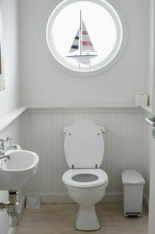 Interiores de uma pequena casa de banho; banheiro
