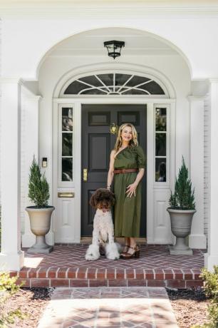 Mindy Laven et son chien devant l'entrée de la maison