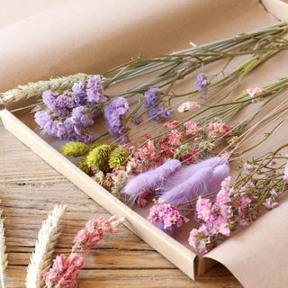 Regalo cassetta delle lettere con fiori secchi tagliati pastello di fiori di campo