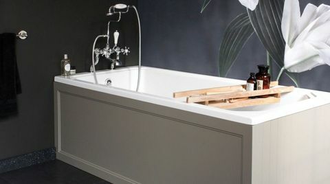 Koti spa-tyylinen kylpyhuone, jossa on valkoinen kylpyamme