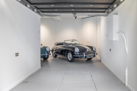 garažas su klasikiniais automobiliais