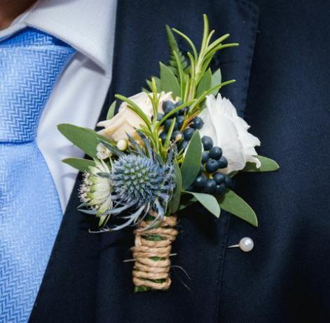 Natürliche Blumenboutonhole in der Tasche des Bräutigams