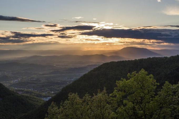 západ slunce z modré hřebenové dálnice v údolí Shenandoah ve Virginii, USA