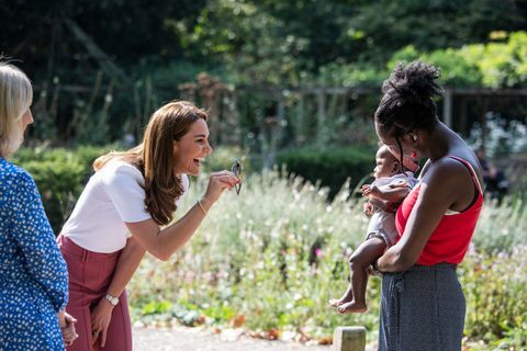 de hertogin van Cambridge ontmoet families en belangrijke organisaties om het welzijn van ouders te bespreken