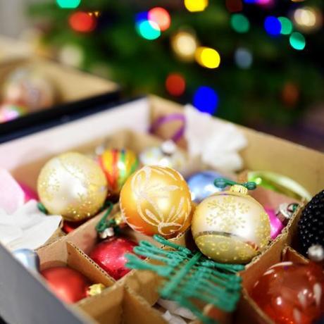 färgglada juldekorationer i en låda