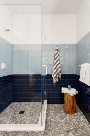 mėlynų plytelių vonios kambarys