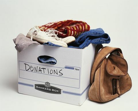 Donationskasse med tøj og personlige ting