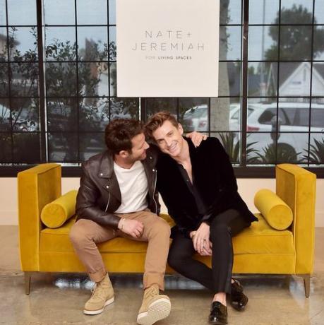 Nate Berkus + Jeremiah Brent feirer lanseringen av deres møbelsamling med oppholdsrom i Los Angeles