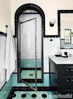 Concevoir deux salles de bains avec des carreaux colorés