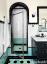 עיצוב שני חדרי אמבטיה עם אריחים צבעוניים