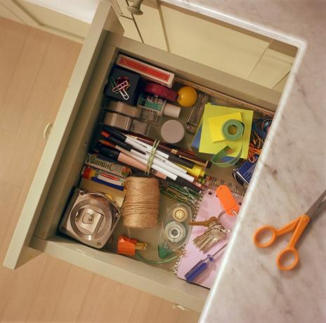 кухонний ящик з предметами домашнього вжитку, вид зверху