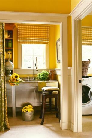 Gelbe Blumenarrangements und Waschküche