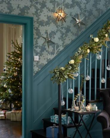 이번 시즌 가장 아름다운 크리스마스 계획은 당신의 집을 스타일로 바꿔줄 것입니다. 흰 장미의 화환은 난간을 매달아 흰 싸구려와 별 모양의 조명이 반짝임을 만들고 부드러운 빛
