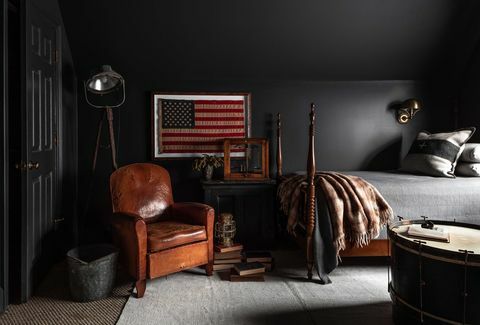 murs peints en noir, chaise longue en cuir marron, drapeau américain,