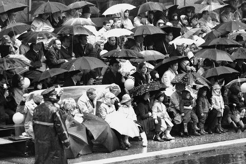daždivý deň na ďakovnom sprievode v roku 1967, davy s dáždnikmi