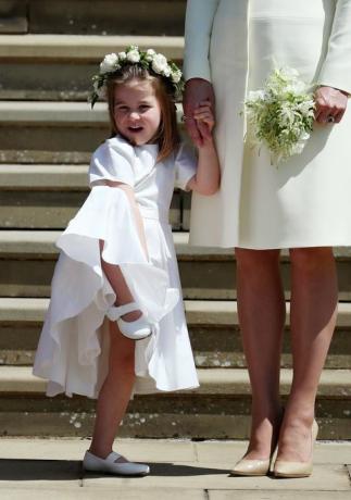Bērns, balts, kleita, apavi, kāja, smaids, ceremonija, galvassega, zieds, kāzu svinību kleita, 
