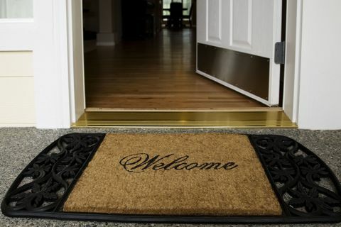 Добро пожаловать коврик для входа в новую домашнюю дверь, деревянный пол, чистый, приглашающий