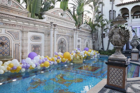 la piscina en la villa casa casuarina en la antigua mansión versace