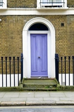 Pintu depan ungu muda